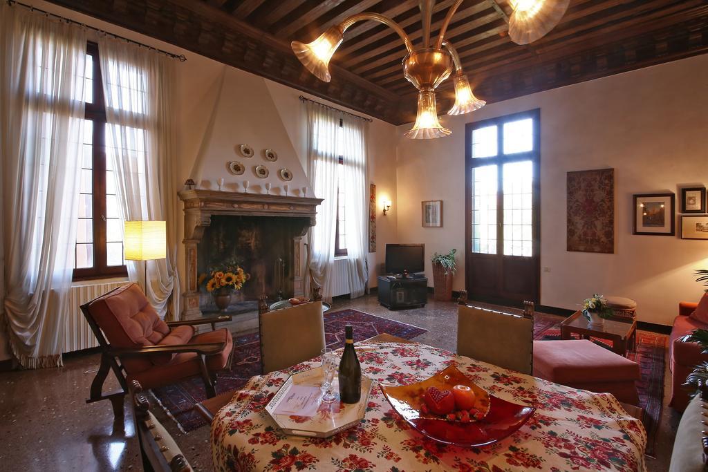 Appartamenti Inside Palazzo Foscarini ヴェネツィア エクステリア 写真
